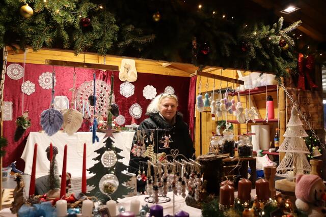 Wer noch auf der Suche nach dem perfekten Geschenk ist oder einfach in weihnachtlicher Stimmung schwelgen möchte, sollte das Christbaumdorf bis zum 22. Dezember nicht verpassen. Und das Beste? Der Eintritt ist natürlich frei!  | Foto: Alejandra Ortiz