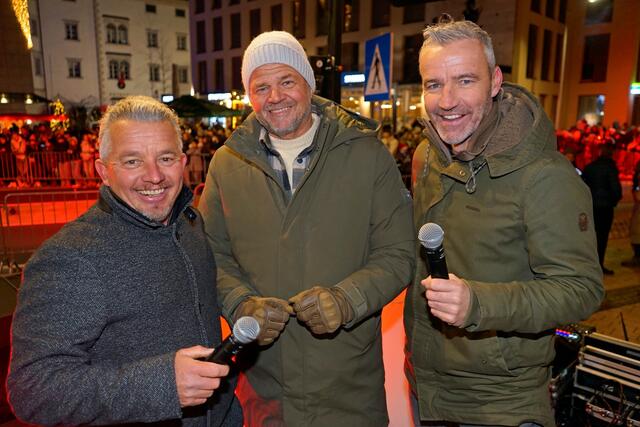 Bürgermeister Gerhard Köfer (Mitte) mit dem Moderatoren-Duo Harald Wieser und Joschi Peharz. | Foto: eggspress