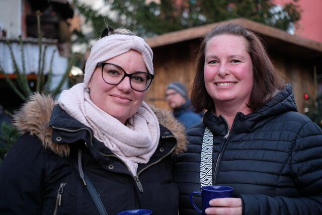 Sarah und Katrin genossen die adventliche Stimmung bei einem warmen Getränk. | Foto: Pascal Dillinger