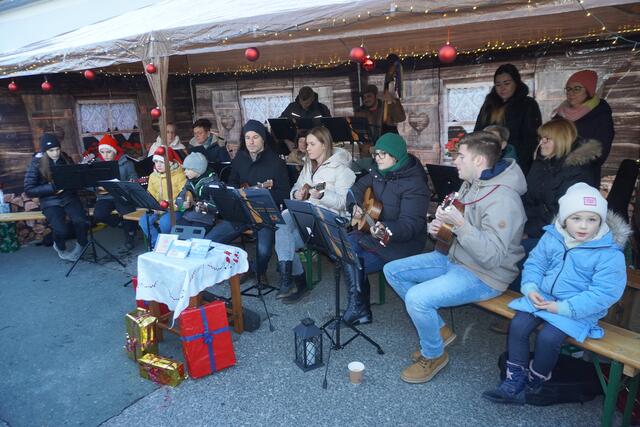 Die Tamburizza aus Schandorf begleitete mit einigen Stücken den Adventmarkt musikalisch. | Foto: Michael Strini