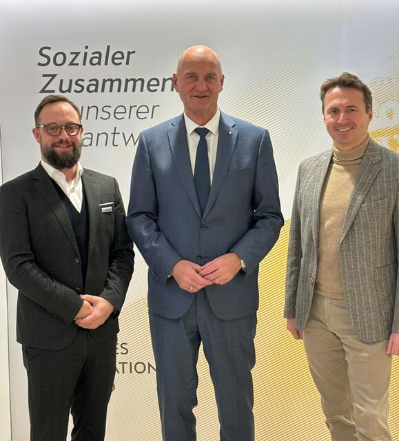 Im Bild (v. l.): Caritas-Vorstandsmitglied Stefan Pimmingstorfer, Landesrat Christian Dörfel und Lebenshilfe OÖ-Präsident Stefan Hutter. | Foto: Land OÖ