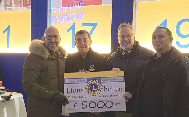 Spendenübergabe: Bürgermeister Michael Schumacher mit Präsident Karl Altenburger, Vizebürgermeister Berndt Hamböck und Peter Astner | Foto: Lions