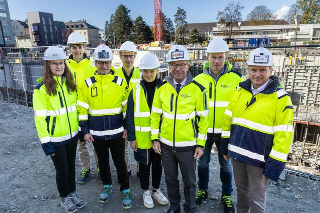 Im Bild v.l.: Claudia Salzlechner (Projektteam LDZ), Andreas Winter (Projektteam LDZ), Daniel Burtscher (Landesbaudirektor), Sebastian Rathner (Projektteam LDZ), Mia Flieher (Projektleitung LDZ), Landeshauptmann Wilfried Haslauer, Thomas Kerschbaum (Projektleitung LDZ) und Landesamtsdirektor Sebastian Huber bei der Baustelle für das neue Landesdienstleistungszentrum | Foto: Land Salzburg/Neumayr/Hofer