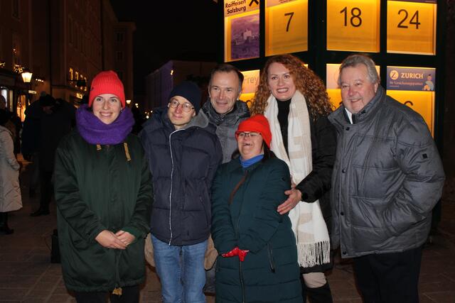 Gestern fand die Übergabe der 20.000 Euro-Spende am Christkindlmarkt statt. V.l.n.r.: Birgit Podlesak (Leitung Atelier M7-inklusive Kunst), Johannes Hollweger (M7-Inklusive Kunst), Bürgermeister Bernhard Auinger, Sabine Thaler (M7-Inklusive Kunst), Ljubica Zuparic (Betriebsleitung Einstieg ins Berufsleben GmbH) und Xandi Eberhard Zwink (Präsident des Lions Club Hohensalzburg). | Foto: Lions Club Hohensalzburg