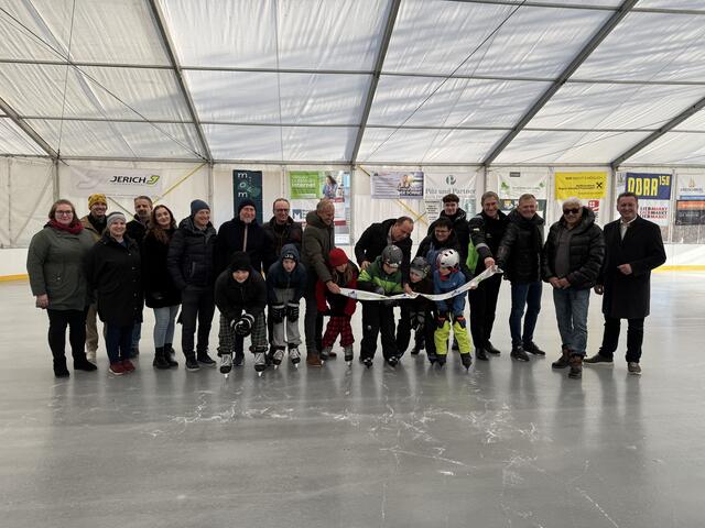 Voll Vorfreude aufs Eislaufen durchschnitten die Kinder das Band und eröffneten damit die Saison. | Foto: Stadtmarketing