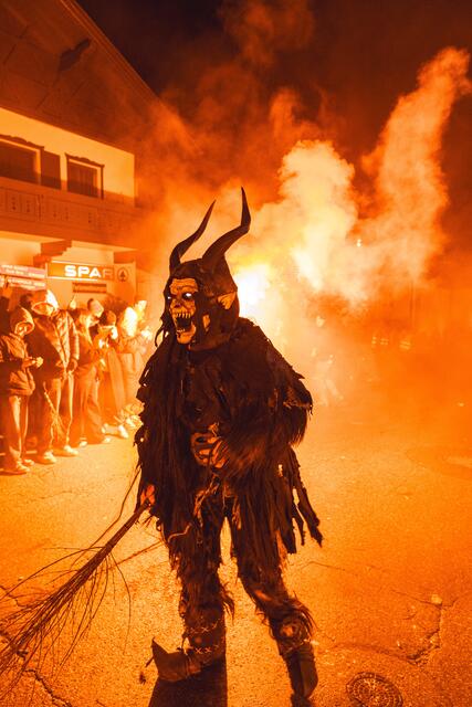 Eine Kreatur furchteinflößender als die nächste. So waren über 150 Tuifl in Mieders zu Gast und brachten das schaurige Schrecken in den Ortskern.  | Foto: Pernsteiner
