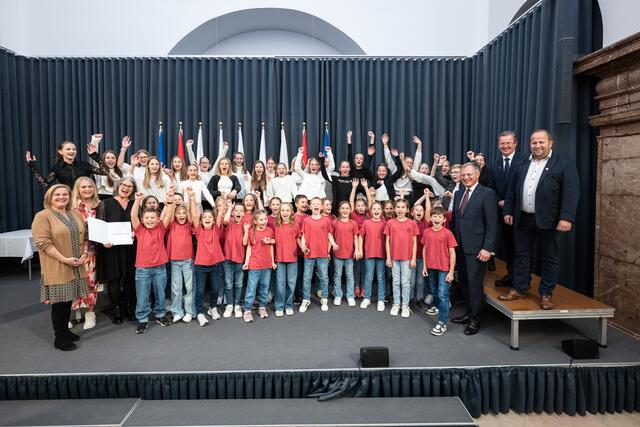 Die Schüler:innen aus Tiefgraben freuen sich über den Sieg. | Foto: Land OÖ/Peter Mayr