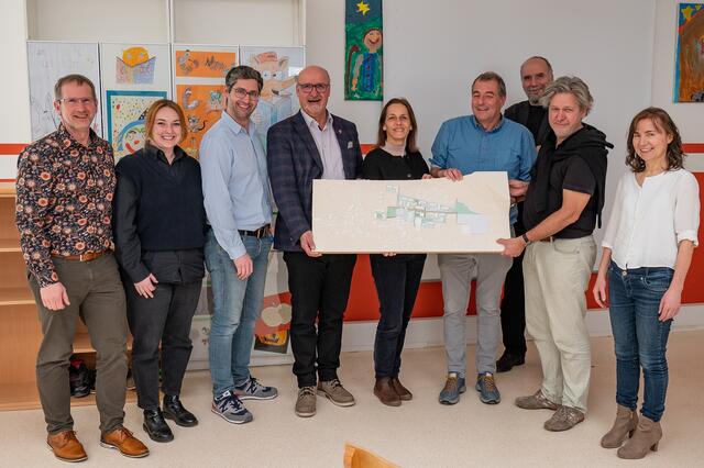 Die Treffner Promenade als Ort der Begegnung und autofreie Zone (v.l.n.r.: Vizebgm Andreas Fillei, Franziska Vey, GR Christian Adelbrecht, Bgm Klaus Glanznig, Mag.a Marion Auer-Fercher, GV LAbg. DI Christof Seymann, Dipl.- Ing. Dr. techn. Gerald Röschel, Arch. DIpl- Ing. Thomas Pilz, DIin Maria Baumgartner). | Foto: Andreas Fillei