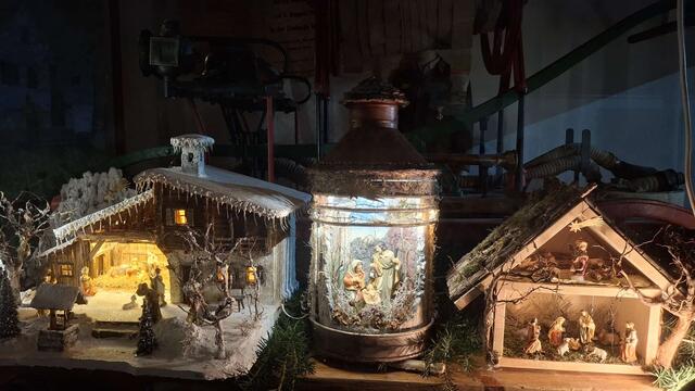 Wie jedes Jahr stellte Werner Plank seine selbst gebauten Krippen aus. | Foto: Josef Hölzl