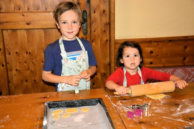 Das macht Spass. Leuchtende Augen beim Kekserl backen beim Adventmarkt  | Foto: Peter Taurer