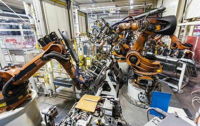 Alleine 135 österreichische Firmen beliefern deutsche VW-Werke, wobei 6.300 Jobs direkt von VW-Aufträgen abhängig sind. | Foto: Symbolbild Magna Heavy Stamping