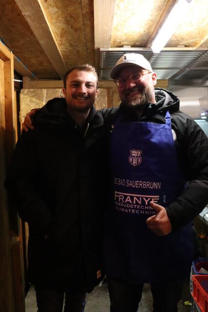 Luki und Markus waren im Einsatz, um beim SC Bad Sauerbrunn für das leibliche Wohl zu sorgen. | Foto: Alejandra Ortiz