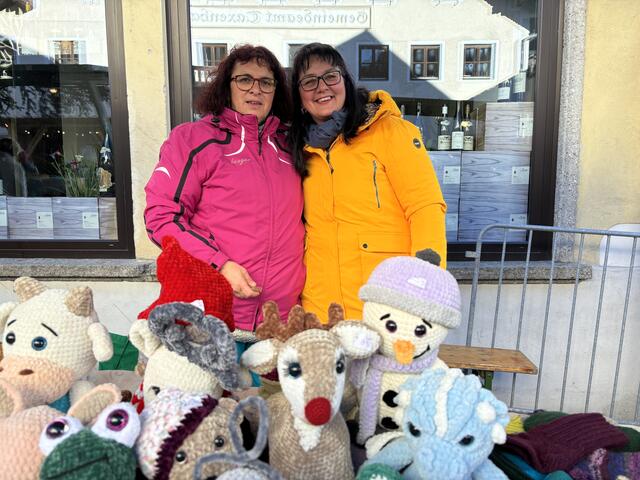 Monika und Michaela mit ihren gehäkelten Tieren und gestrickten Socken. | Foto: MeinBezirk