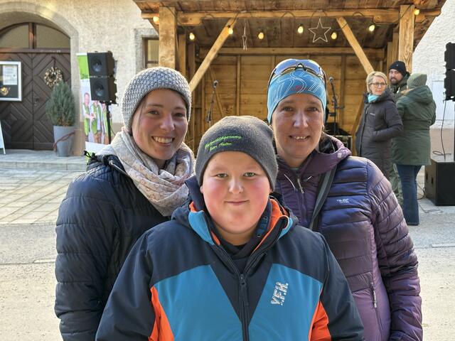 Silvia, Philipp und Claudia genossen die gute Stimmung beim Adventmarkt in Taxenbach. | Foto: MeinBezirk