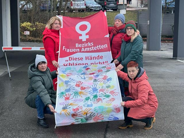 Elisabeth Asanger, Birgit Wallner, Karin Wolf, LR Ulrike Königsberger-Ludwig, Birgit Kern (von links) mit der Gewaltschutzfahne
 | Foto: SPÖ Frauen