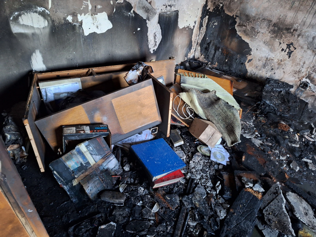 Die Untersuchungen der Salzburger Ermittler ergaben , dass das Feuer im Arbeitszimmer der Wohnung durch unsachgemäße Entsorgung der Asche aus dem Ofen entstanden ist. | Foto: Freiwillige Feuerwehr Zell am See