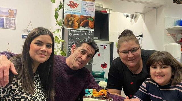 Sonia Fernandes mit ihrem Mann Carlos und ihren beiden Töchtern Juliana (l.) und Maria Eduarda (r.) im ihrem Lokal.  | Foto: Coração português