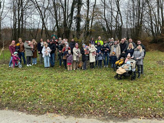 Die Gemeinde Altlengbach versammelt, um 16 neue Bäume in der "Alle der Zukunft" zu pflanzen | Foto: Marktgemeinde Altlengbach