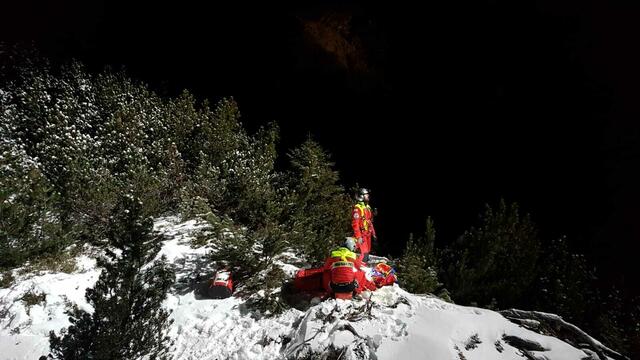 Ein Arzt, der Teil des Einsatzteams der Bergrettung war, konnte vor Ort erste medizinische Maßnahmen ergreifen und den Jäger etwas stabilisieren. | Foto: Bergrettung Leogang/Wölfler