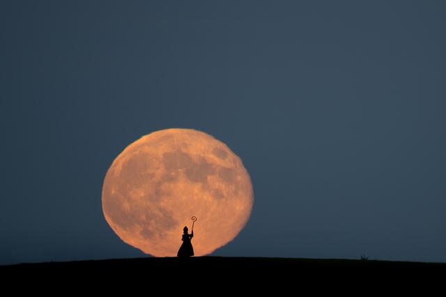 Der Mond durchläuft innerhalb von 29 Tagen, zwölf Stunden und 43 Minuten seinen Zyklus, bei dem er sich vom unsichtbaren Neumond über die schmale und malerische Mondsichel hin zum hell leuchtenden Vollmond entwickelt, um sich dann wieder zurückziehen. | Foto: Fritz Bachner