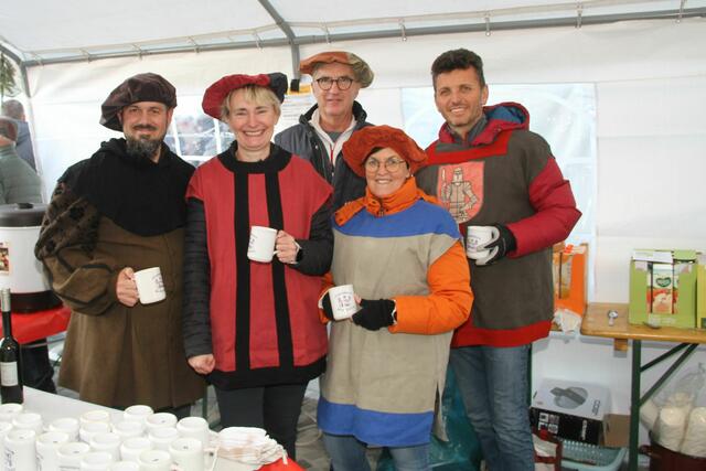 Zu Glühwein und Punsch wurde geladen | Foto: Peter Seper