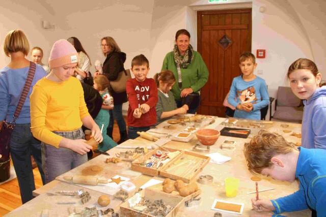 Beim Töpfern unter professioneller Anleitung hatten die Kids riesen Spaß | Foto: Peter Seper