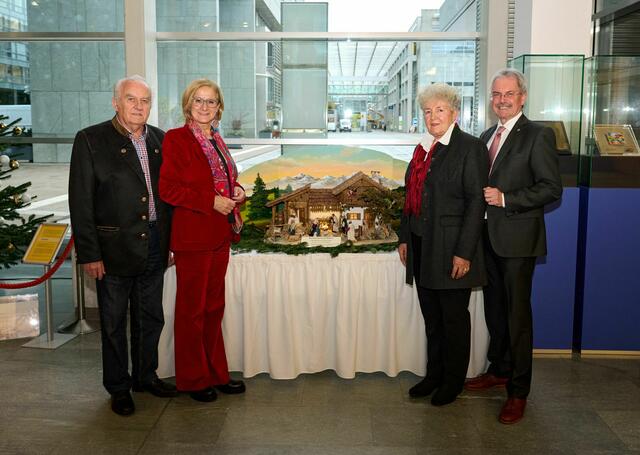 Kirchschlags Krippenvereinsobfrau Christine Pürrer (2.v.r.) und Alois Pürrer (l.) gestalteten zur Freude von Landeshauptfrau Johanna Mikl-Leitner und Landtagspräsidenten Karl Wilfing die diesjährige Landhaus-Krippe. | Foto: NLK Pfeiffer