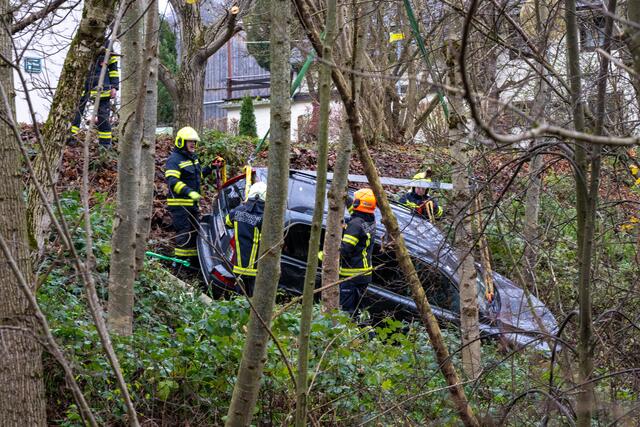 Dichtes Strauchwerk stoppte das Auto bevor es in die Ager rutschen konnte.  | Foto: team fotokerschi.at/Matthias Kaltenleitner