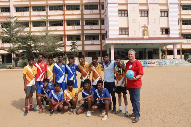 Der Oberösterreicher Gerald Lachmair arbeitet u.a. bei einem Fußballprojekt in Indien mit.  | Foto: Elisabeth Zangerl 