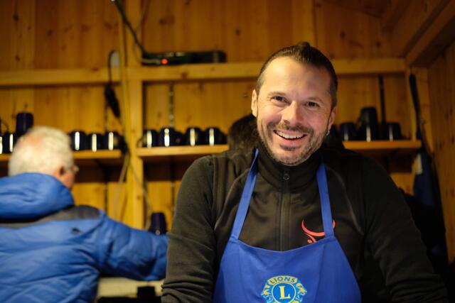Clubmitglied Bernd Fürstauer verbreitete beim Glühweinausschenken gute Laune. | Foto: Pascal Dillinger
