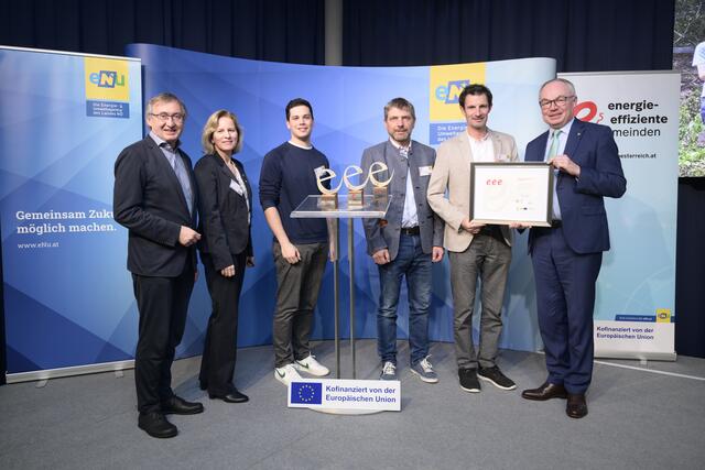 eNu-Geschäftsführer Herbert Greisberger, e5-Programmleiterin Monika Panek,  Bernhard Ganselmaier, Stadtrat Matthias Bratengeyer, Bürgermeister Rene Lobner und LH-Stellvertreter Stephan Pernkopf. | Foto: Imre Antal