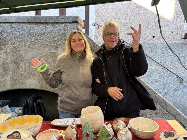Beim Stand der Caritas hatten die beiden immer ein Lächeln parat und verbreiteten somit stets gute Laune. | Foto: MeinBezirk