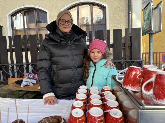 Die Mädels vom Taxenbacherhof versorgten die Gäste mit heißen Getränken. | Foto: MeinBezirk