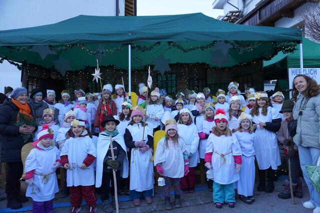 Die Engelen flatterten über den Dorfplatz.