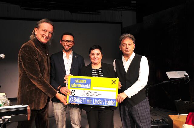 Der Adventmarkt war wieder ein voller Erfolg – das freute auch Markus Linder, Bgm. Thomas Suitner, Sabine Nagl und Siggi Haider