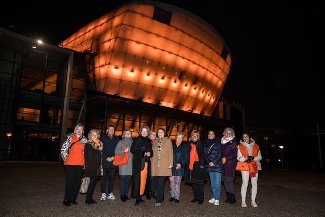Maria Rigler, Eva Hahn, Geschäftsführer Thomas Gludovatz (Festspielhause St. Pölten), Ilona Hagmann, Frauen-Landesrätin Christiane Teschl-Hofmeister, Ingrid Grün, Präsidentin Ingeborg Haslhofer-Jünnemann (SI Club St. Pölten Allegria), Rosa Tiefenbacher, Gabi Hintermeier, Susanne Schubert, Hildegard Schaup und Waltraud Harm 

  | Foto: Marschik