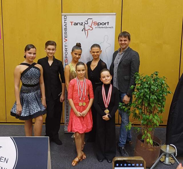 Trainer David Steindl mit Paul Gogg, Hannah Berger, Jakob Riedl, Anja Neukam, Philipp und Carmen Almer | Foto: TSC Eleganza