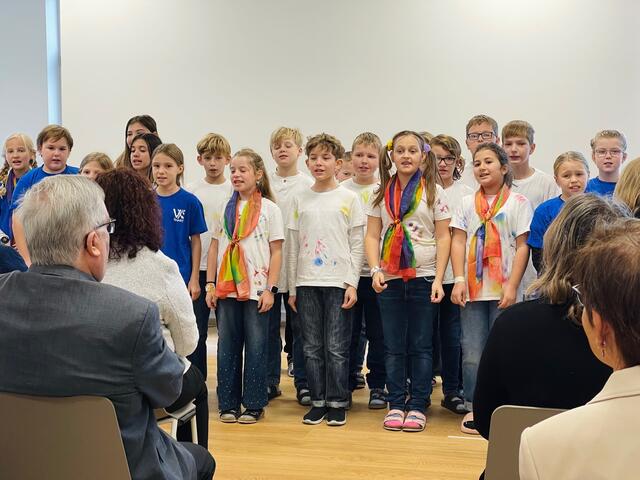 Die künstlerischen Beiträge der Schülerinnen und Schüler bereicherten die Feier. | Foto: Schultes