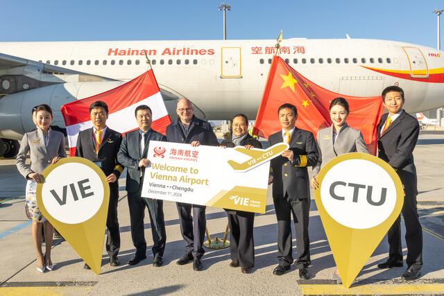 Crew Hainan Airlines, Zhuo Zhang, General Manager Austria von Hainan Airlines, Julian Jäger, Vorstand der Flughafen Wien AG, Qi Mei, Botschafterin der Volksrepublik China in Österreich, Crew Hainan Airlines | Foto: Flughafen Wien