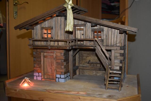 Und hängt der Schweifstern schief, dann zieht Oskar Steininger ihn gekonnt nach – mit dem Feitl, den er immer im Hosensack hat.  | Foto: Karin Bayr