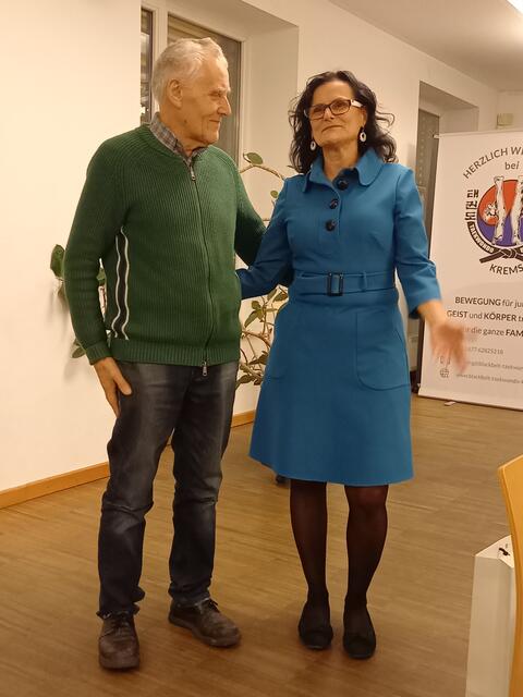 Martina Walch bedankte sich bei Anton Rohrmoser für die langjährige, vielseitige Bildungsarbeit. | Foto: Verein EBI