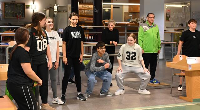 Aufwärmphase mit Direktorin Gisela Steinwendtner.