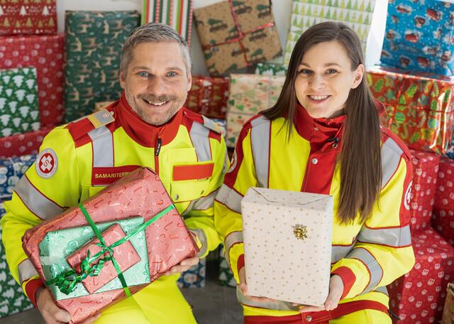 Die Geschenke werden von haupt- und ehrenamtlichen Samariterinnen und Samaritern sowie der Samariterjugend an Kinder aus sozialen Einrichtungen sowie benachteiligten Familien ausgehändigt. | Foto: Michael Lichtblau-Früh/ Samariterbund