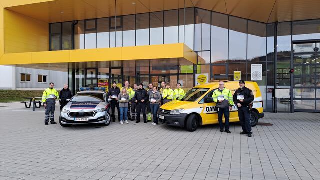 "Flugzettel statt Strafzettel": Der ÖAMTC und die Polizei führten ihre große Licht-Aktion in Scheibbs und in Purgstall an der Erlauf durch.