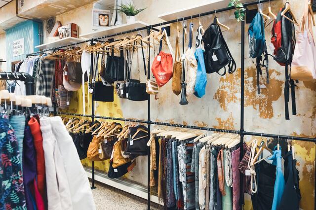 So manch ein gebrauchtes Secondhand-Schätzchen kann man in einem der Wiener Secondhandshops finden. (Symbolbild)  | Foto: Stefanie J. Steindl