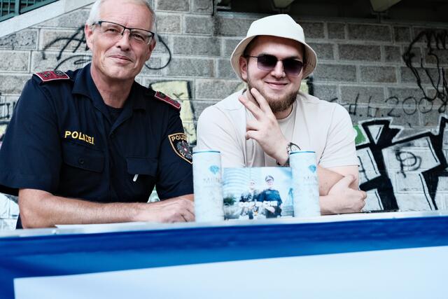 Der 24-jährige Tschetschene Ahmad Mitaev und der Wiener Polizist Uwe Schaffer sind als "Cop und Che" ein außergewöhnliches Duo, das auf der Social Media Plattform TikTok Vorurteile abbauen will. Bereits im November waren die beiden in Linz zu Gast. Weitere Aktivitäten in Linz sind geplant. | Foto: Christopher Glanzl