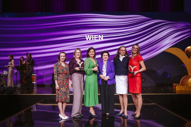 Beim Woman Business Award 2024 wurden insgesamt 22 Frauen aus über 500 Bewerbungen ausgewählt. Unter ihnen auch: Katharina Unger, nominiert für „Innovatorin des Jahres“, Sarah Grumeth, CFO Dariadéh GmbH, in Vertretung von Madeleine Alizadeh, Siegerin in der Kategorie „Social Entrepreneurin des Jahres“, dariadéh GmbH,  Maren Wölfl, Gewinnerin „Ein-Personen-Unternehmerin des Jahres“, FEMALE WAKE-UP CALL e.U., Vorstandsvorsitzende Frau in der Wirtschaft Wien Margarete Kriz-Zwittkovits,  Aglaja Bakalowits, nominiert für „Unternehmerin mit besonderer Leistung“, Nadina Ruedl, Gewinnerin in der Kategorie „Gründerin des Jahres“, Die Pflanzerei - Veganer Lebensmittelhandel GmbH.  | Foto: Nadine Studeny