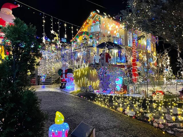 So erstrahlte das Weihnachtshaus von Peter Moritz in Oberwollanig Jahr für Jahr in der Weihnachtszeit. Wenn alles gut geht, gibt es im Dezember 2025 ein strahlendes Comeback. | Foto: MeinBezirk.at