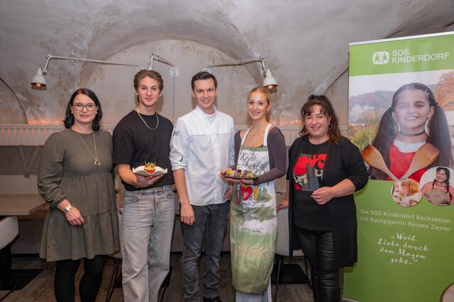 V. l.: Julia Keplinger, Pädagogische Leitung SOS-Kinderdorf OÖ, Timotheus Hollweg, Lukas Kienbauer, Anna Rosa Döller und Renate Zierler, Initiatorin Spendenaktion. | Foto: Rene Strasser