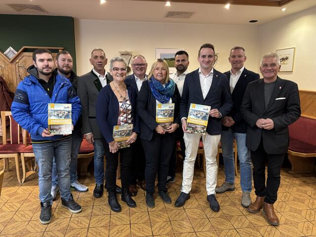 Ein Teil des Teams der FPÖ in den Gemeinden Hollabrunn, Hadres, Ravelsbach und Göllersdorf mit Bezirksparteiobmann Nationalrat Christian Lausch. | Foto: Alexandra Goll